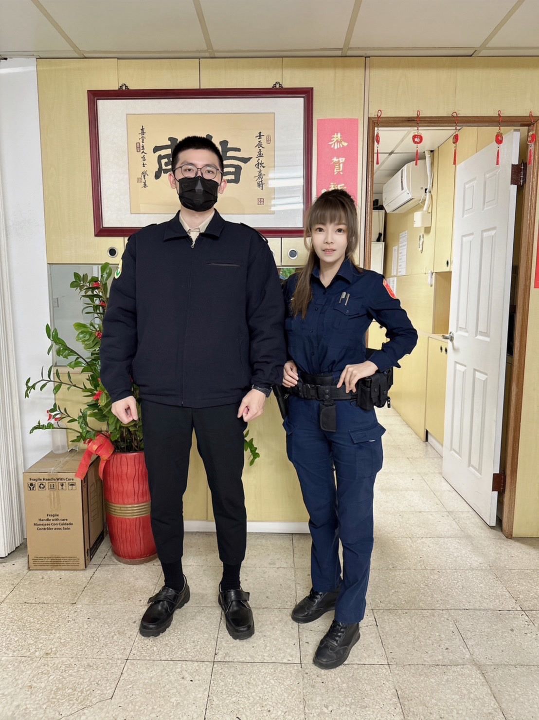 男癲癇發作摔車　正妹女警與替代役男合力救援