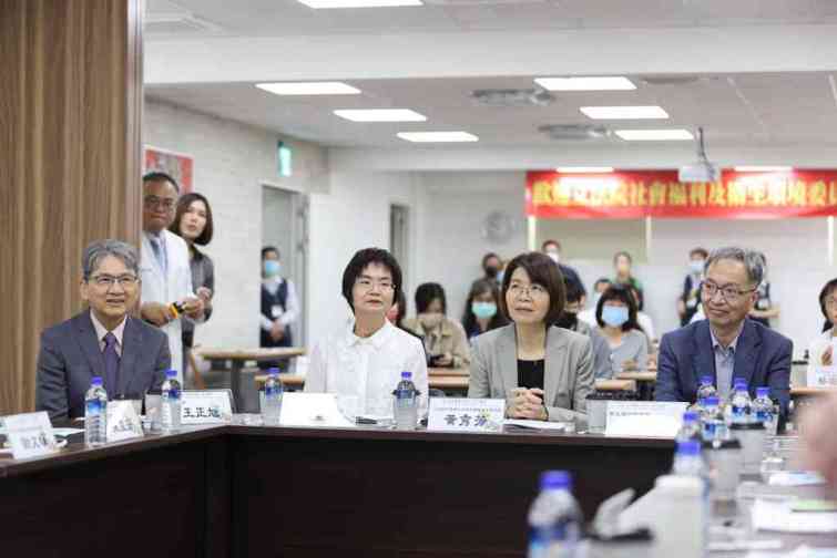 ▲陳素月、黃秀芳立委雙女力拚出頭。（照片翻攝臉書）