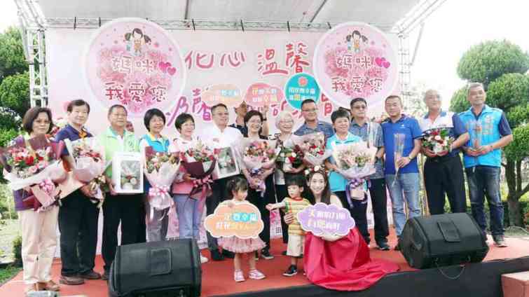 ▲母親節將屆，買束康乃馨給偉大的母親，不僅表達心意也幫助農友，歡迎大家來田尾賞花、買花、吃花餐，也有很多手作，讓您能夠以五感體驗花的美麗。（記者林明佑攝）