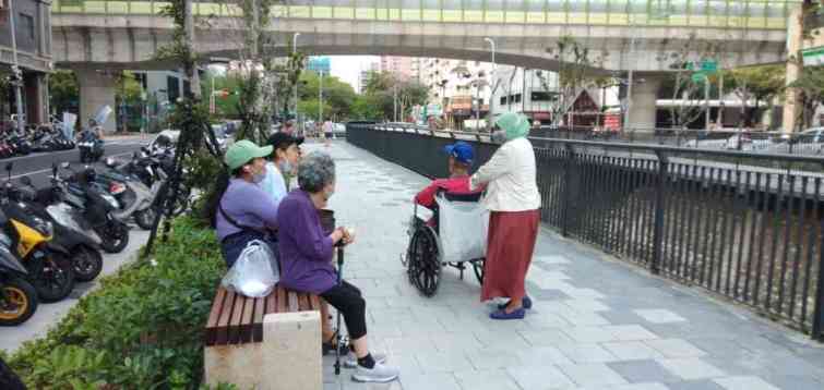 ▲ 這次工程人行空間採用懸臂工法，向河道中央延伸1公尺建置人車分道與無障礙空間。（記者廖妙茜翻攝）
