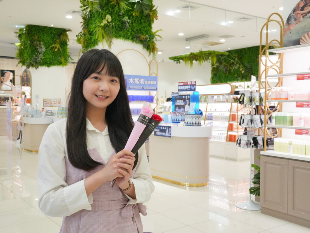 迎接母親節,在園內入手保養品讓媽媽青春美麗,活動期間六、日,滿千再送限量康乃馨皂花