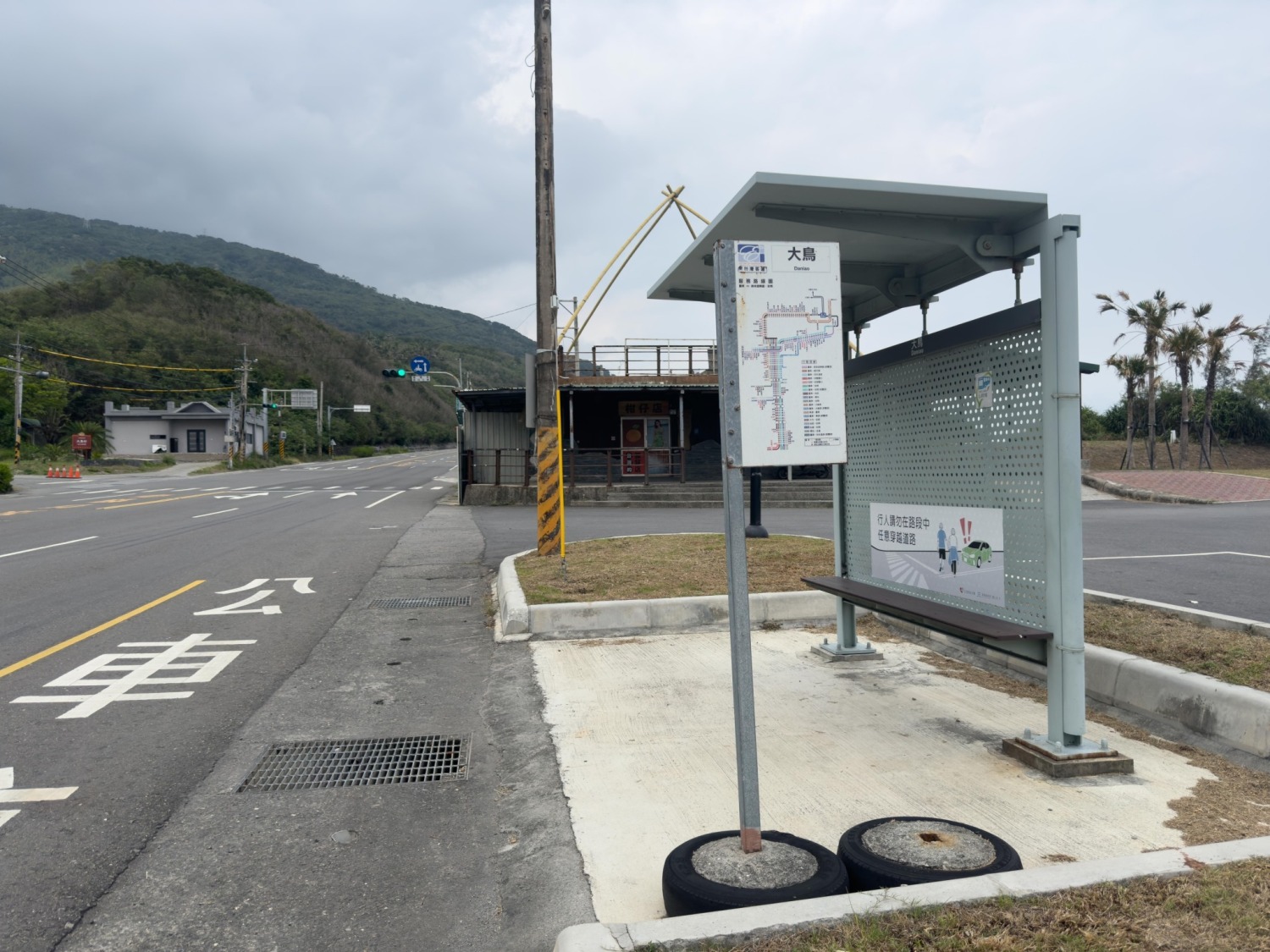 接近網美景點,少數公車站被刻意建設下美輪美奐。(記者包克明翻攝)