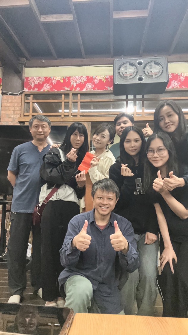 亞洲美業聯盟協會聯合總會「國際身心靈講師急難救助愛心小組」幫助花蓮天王星災民,技術使用香引催眠降低災後的恐懼!撫慰心靈得以好眠!(記者包克明翻攝)