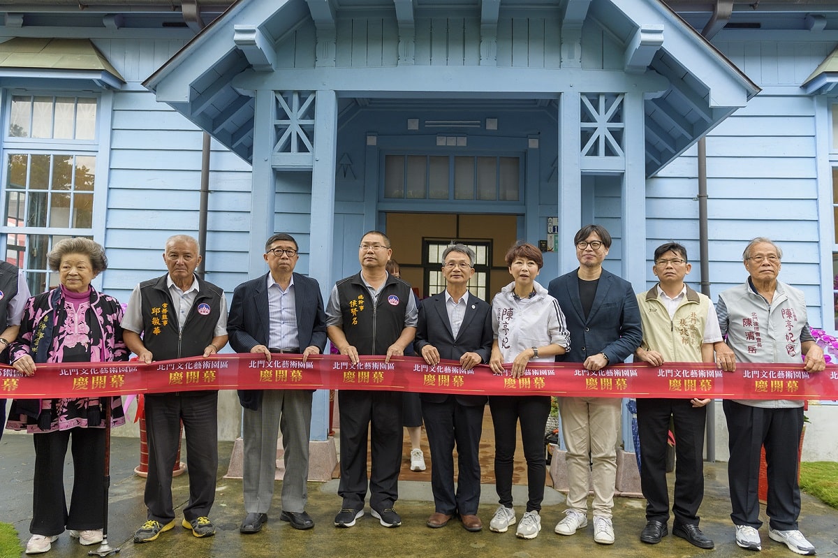▲雲嘉南濱海國家風景區管理處處長許宗民、立法委員陳亭妃及與會貴賓，在北門文化藝術園區出張所前剪綵開幕儀式。（記者劉秋菊拍攝）