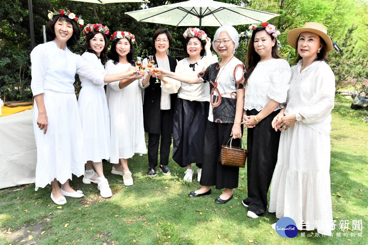 田尾鄉農會行銷康乃馨,縣長王惠美與地方仕女巧扮花仙子。圖/記者鄧富珍攝