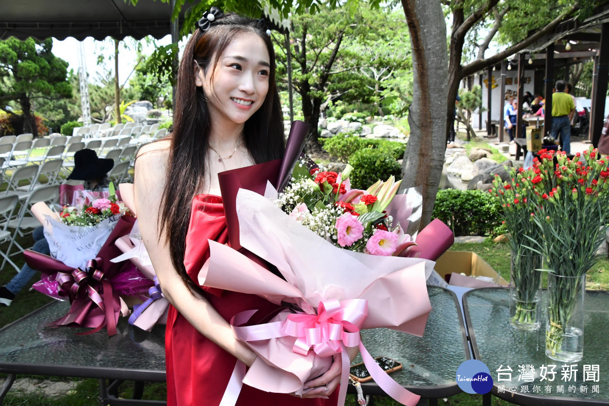溫馨五月,田尾鄉農會行銷推廣康乃馨花束,目前已賣出20萬枝 。圖/記者鄧富珍攝
