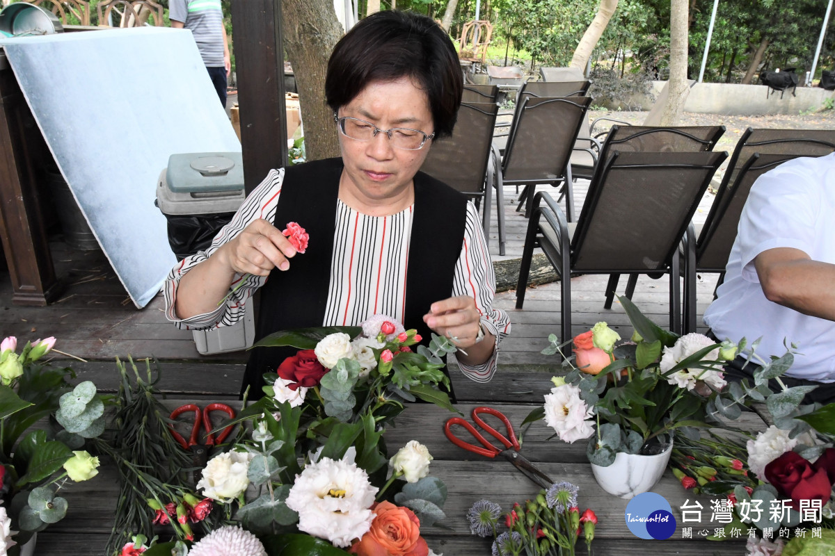 縣長王惠美主持花藝教室,出手第一個插好一盆盆花。圖/記者鄧富珍攝