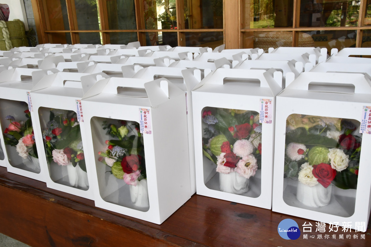 溫馨五月,田尾鄉農會行銷推廣康乃馨花束。圖/記者鄧富珍攝