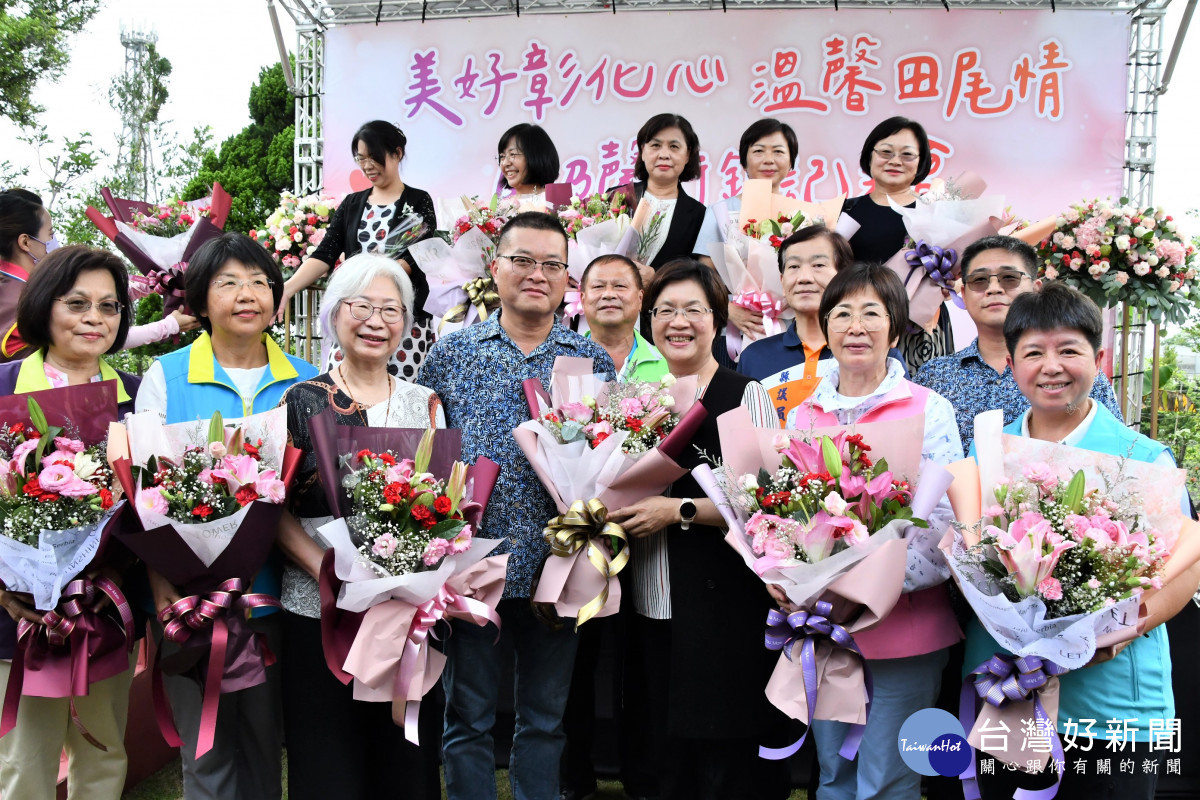 溫馨五月,田尾鄉農會行銷推廣康乃馨花束,目前已賣出20萬枝 。圖/記者鄧富珍攝