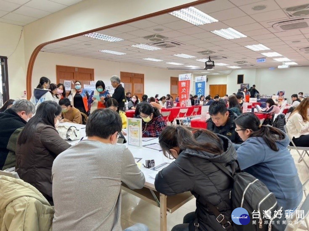 桃竹苗分署5月將辦理7場徵才活動,邀集256家廠商,釋出9,750個優質職缺,歡迎有求職需求的民眾踴躍參與。<br /><br />