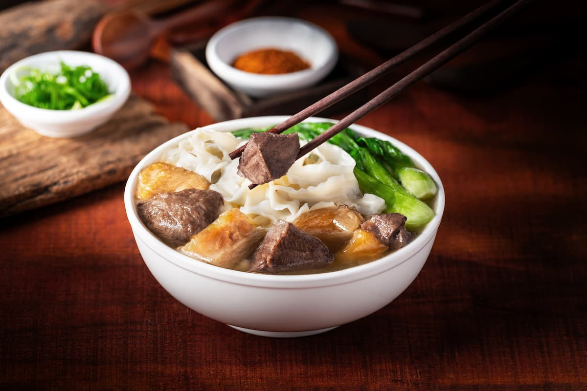 富豪美食家蔡辰男最新力作,Costco熱銷款半筋半肉清燉牛肉麵。(圖/十味觀)