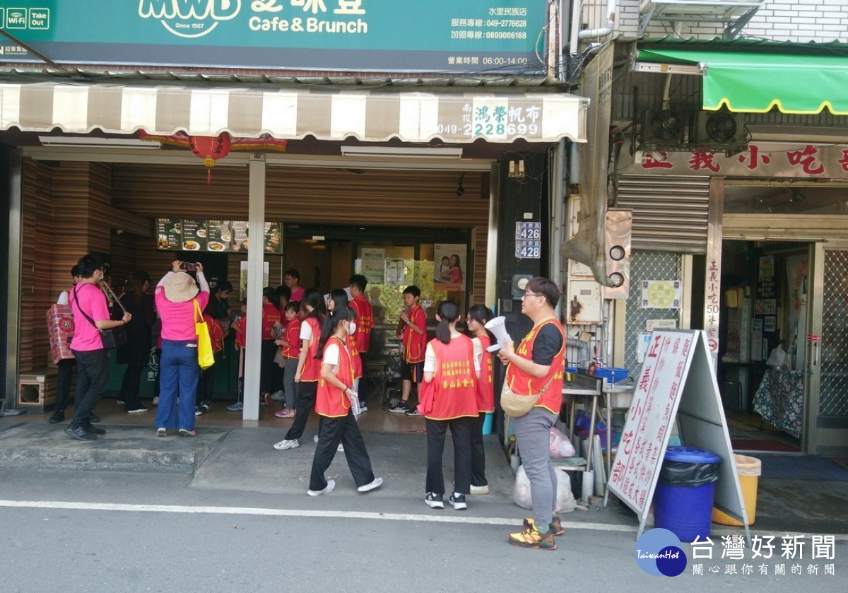 華山站長、義工與成城國小的孩子們也走上街頭,一同踩街招募愛心店家。