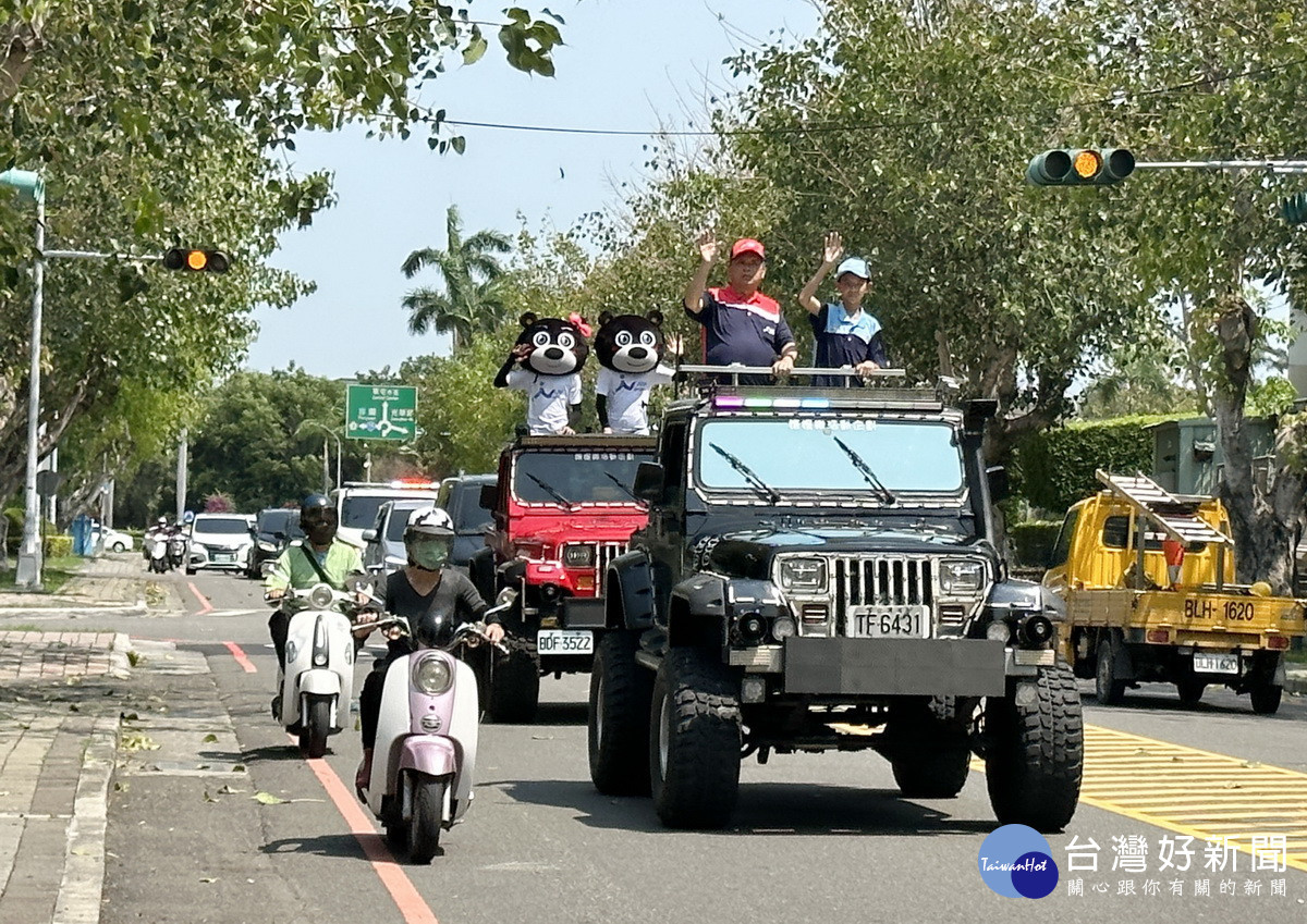 在警車前導下,王副縣長與黃偉峻、蔡承恩等將聖火傳至特教學校聖火隊。(記者扶小萍攝)
