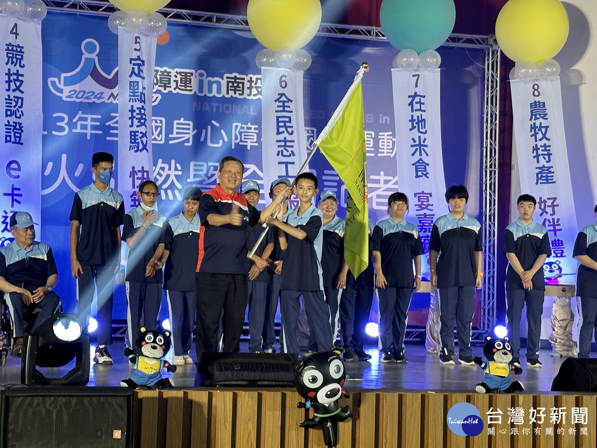 王副縣長為南投縣代表隊授旗。(記者扶小萍攝)