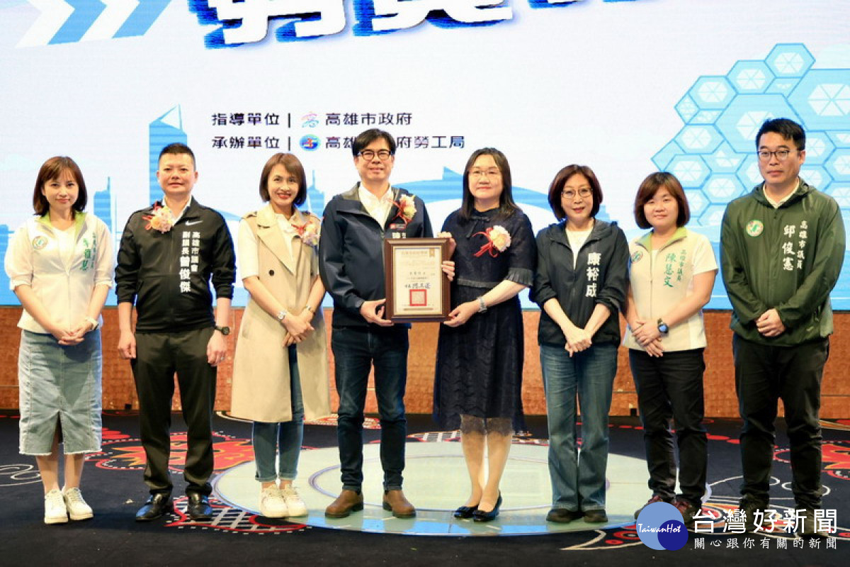 ▲陳其邁出席模範勞工及績優工會表揚，親自頒發74名模範勞工及42家優良工會。