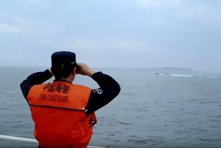中國海警29日在金門海域巡查,用望遠鏡監控我方海巡船隻。翻攝微博