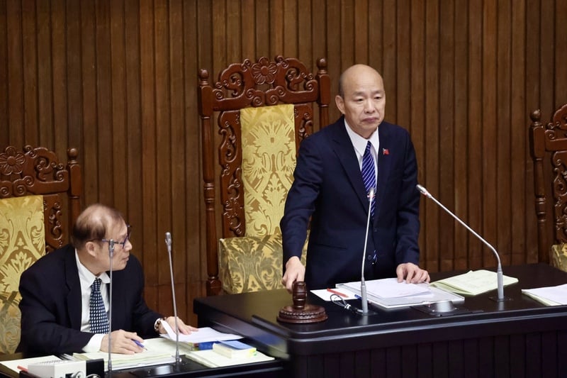 立法院長韓國瑜30日在表決通過電價立即凍漲後,要求行政院責成相關部會,即刻檢討現行能源政策,提出因應對策與配套措施。中央社