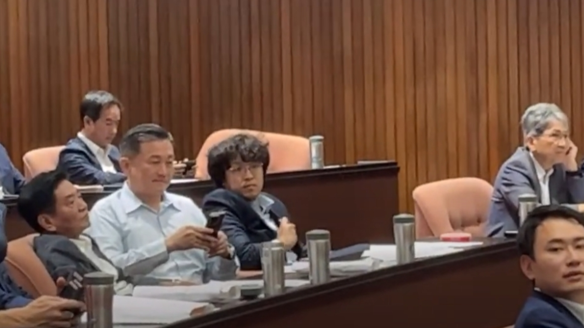 國民黨立委葉元之指控,民進黨立委吳秉叡不在場卻有投票。翻攝葉元之直播