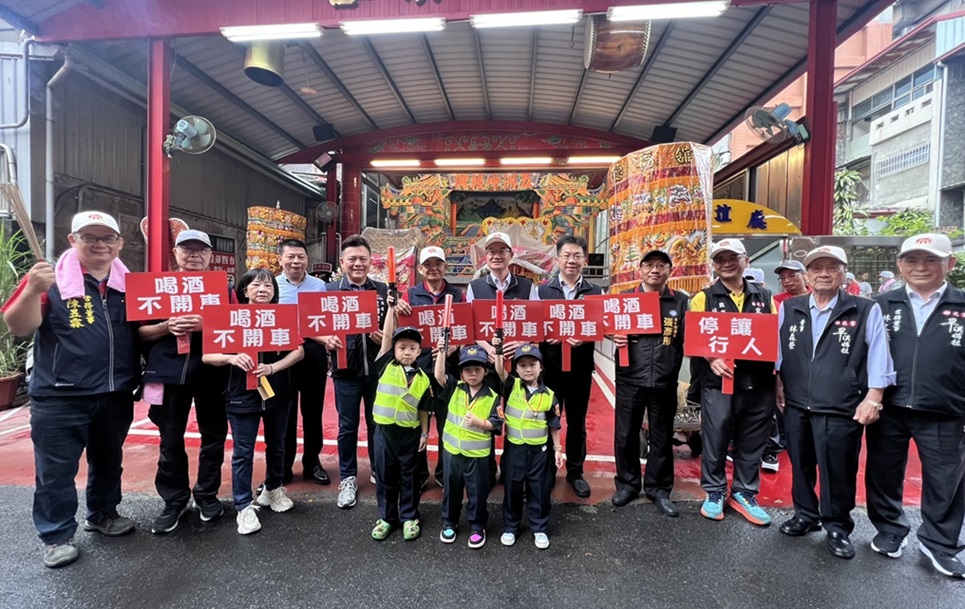 ▲圖說:警察交通安全宣導團於上公舘福德宮參與樂成宮旱溪媽祖遶境十八庄活動 (圖/台中市政府提供)