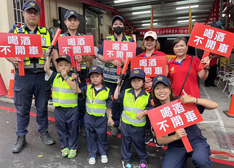 ▲圖說:中警一分局小小萌警體驗指揮交通,遶境民眾直呼太可愛 (圖/台中市政府提供)