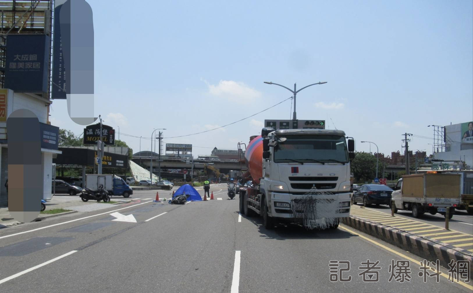 台南仁德水泥車視線死角轉彎擦撞機車,女騎士當場死亡 。