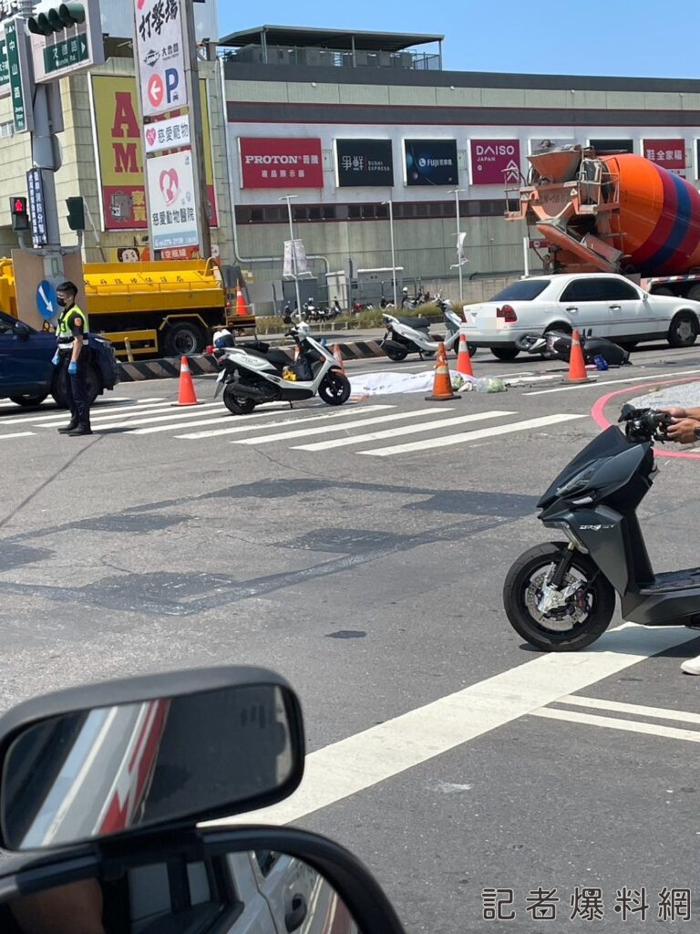 ▲台南仁德水泥車視線死角轉彎擦撞機車，女騎士當場死亡 。（圖／民眾提供）