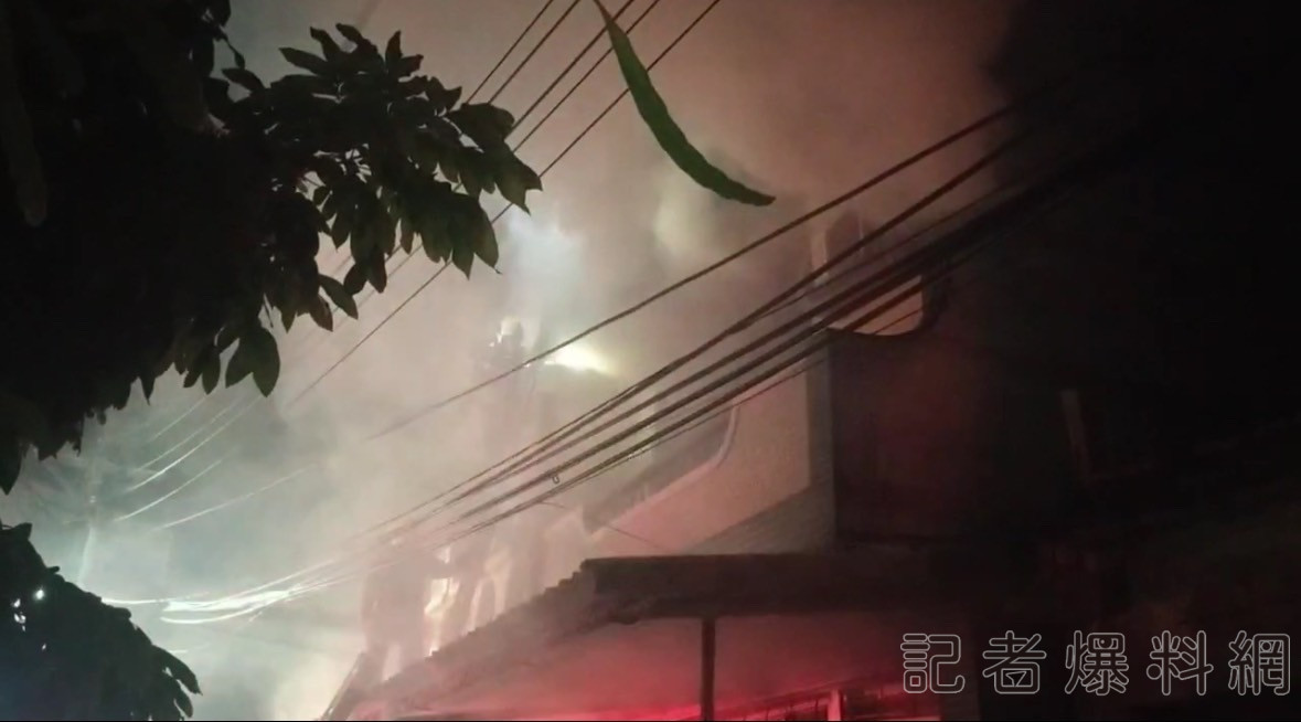 ▲高雄左營民宅今（1）日深夜發生火警。（圖／記者爆料網群友提供）