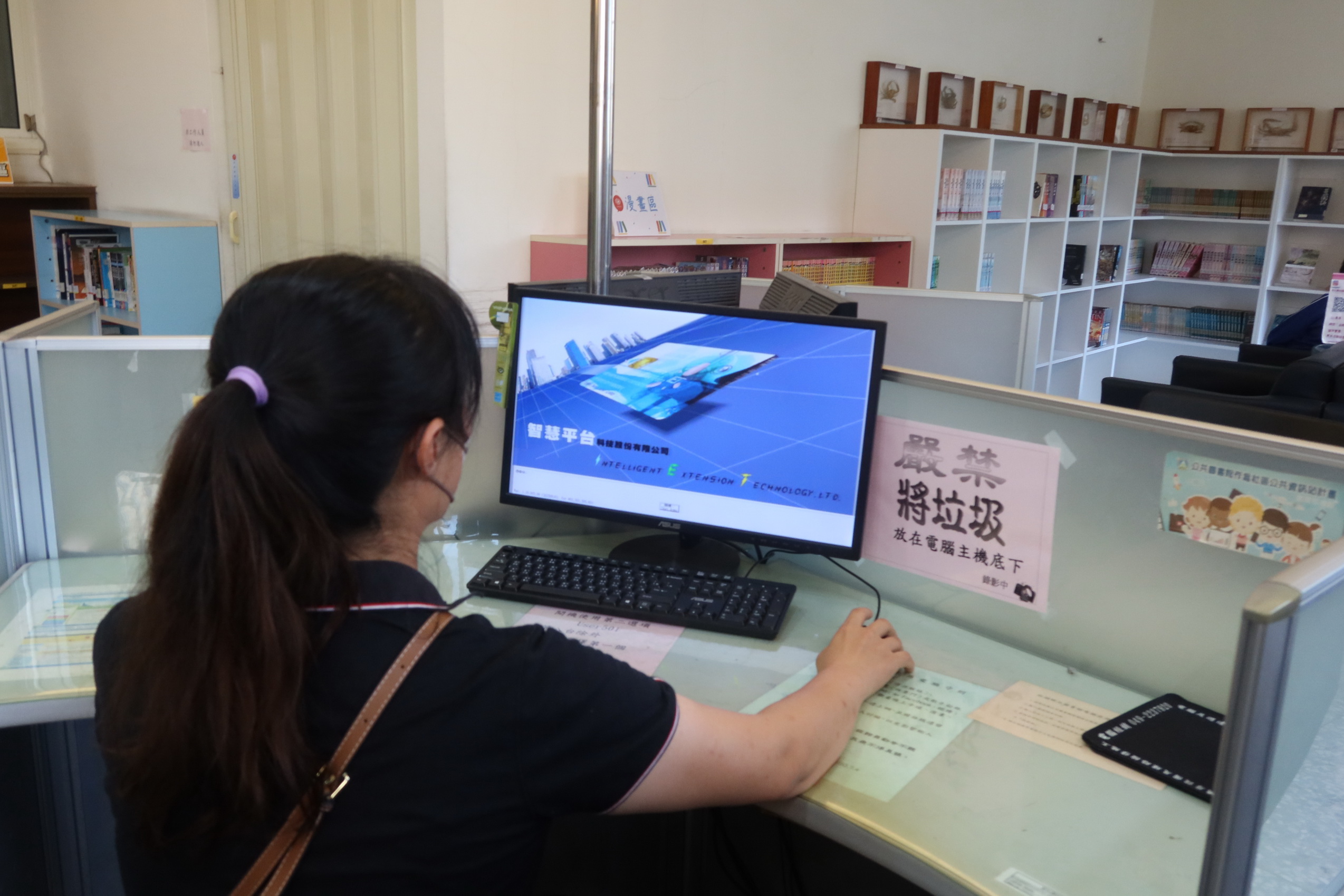 ▲立委徐巧芯在網路遭受評論,IP來自社頭鄉立圖書館一樓公用電腦區,社頭鄉公所主任秘書吳易宸說,排除內部員工所為。(示意圖 記者張溎壕攝)