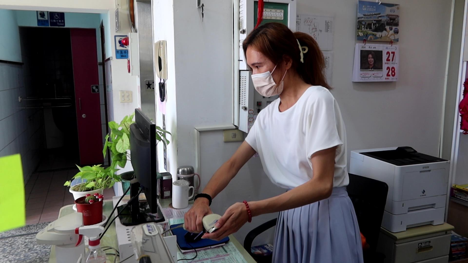 ▲立委徐巧芯在網路遭受評論，IP來自社頭鄉立圖書館一樓公用電腦區，社頭鄉公所主任秘書吳易宸說，排除內部員工所為。（記者張溎壕攝）