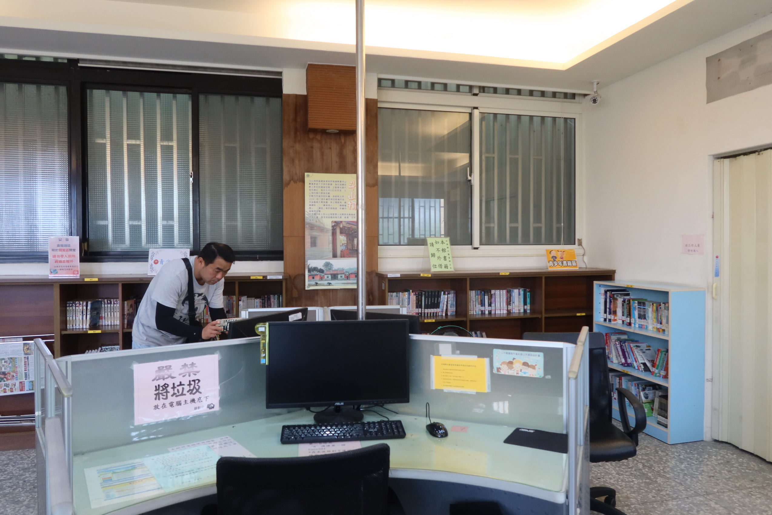 ▲立委徐巧芯在網路遭受評論，IP來自社頭鄉立圖書館一樓公用電腦區，社頭鄉公所主任秘書吳易宸說，排除內部員工所為。（記者張溎壕攝）