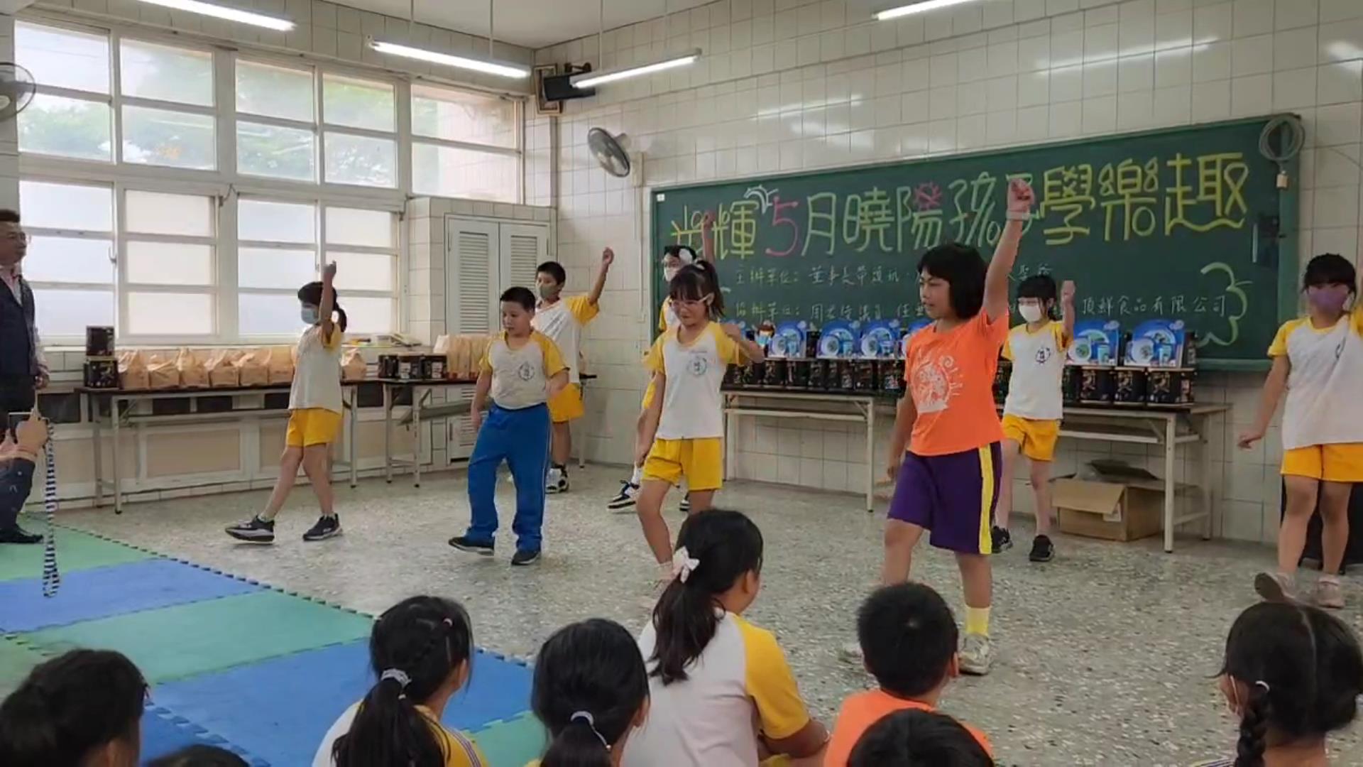 ▲線西鄉曉陽國小舉行「光輝5月曉陽孩子學樂趣」活動，展現出青春活力和無限魅力。（記者張溎壕攝）