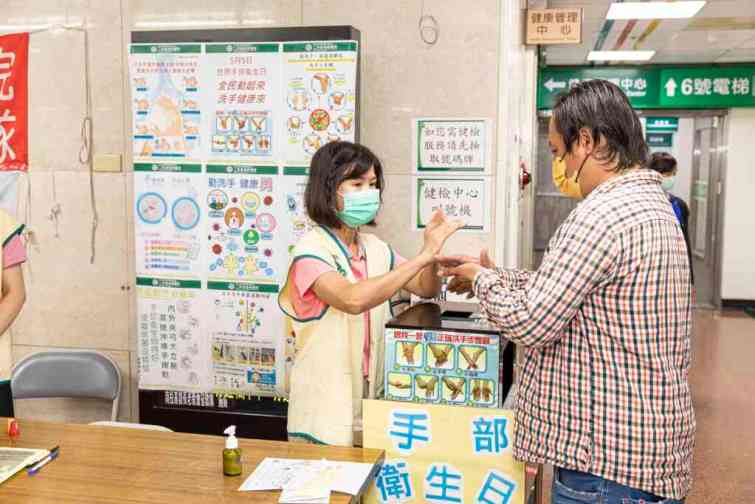 ▲二林基督教醫院舉辦洗手體驗箱活動，搭配螢光劑檢測，讓參與活動的民眾找出易忽略的洗手部位，並再加強洗手步驟教育。（二基醫院提供）