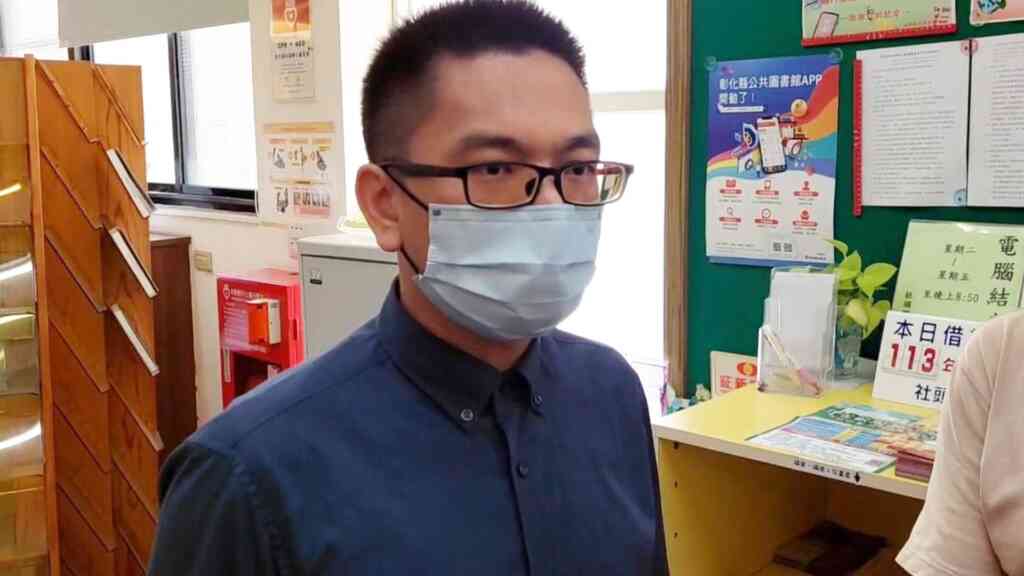 ▲國民黨立委徐巧芯連日頻頻遭綠營人士和側翼攻擊,循線發現該IP來自彰化縣社頭鄉圖書館一樓公用電腦區,社頭鄉公所主秘吳易宸表示,雖已掌握身分,因該民眾是按照規定申請使用電腦,所以暫且不會追究,若後續若相關單位需要,會配合處理。(記者林明佑翻攝)