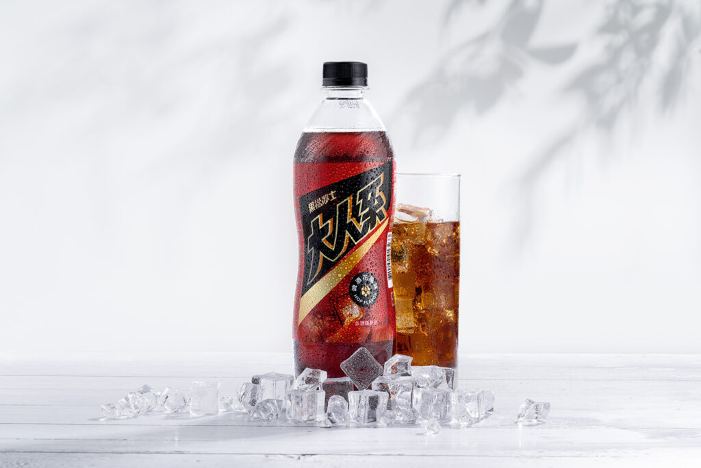 啤酒花獨有香氣融合經典黑松沙士再加上暢快氣泡，打造清爽不甜膩的「大人系飲料」。