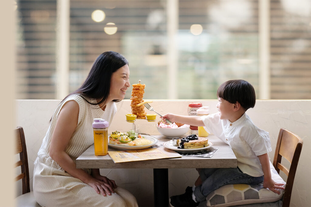 hegen攜手樂子the Diner呈獻「母愛有禮」,消費滿$1,000並攜帶hegen瓶身 330ml,即可享有免費斟滿新鮮果汁一次!