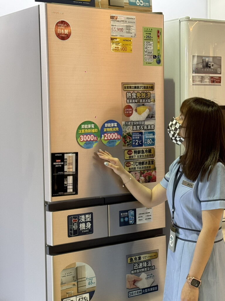 iFG遠雄廣場「寵媽女王節」5月3日開跑,集雅社店長特別推薦日立的475公升節能五門電冰箱,原價55,900元,限時特價48,900元。