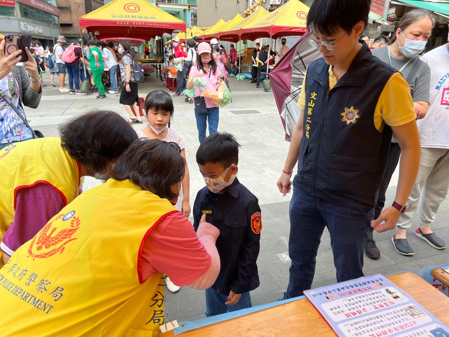 文山第二分局積極落實警政署的「警禾專案」精神,結合地方宗教團體資源,推動針對不同年齡層和社群的詐欺防治教育。(記者黃荷琇 翻攝)