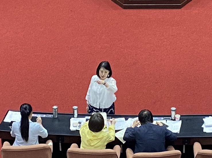 吳思瑤表示，黃仁要清楚說明，這趟去跟王滬寧閉門會議談了什麼？有沒有談及秘密會議上到潛艦國造相關資訊？(記者包克明攝)