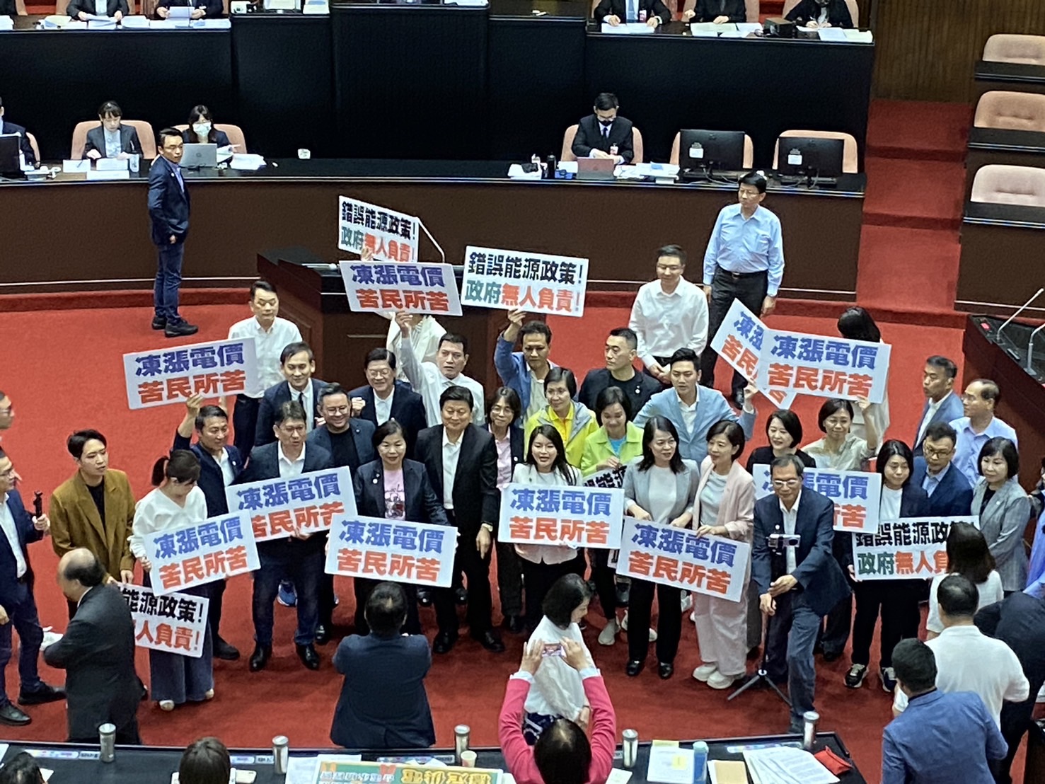 苦民所苦,凍漲電價提案因朝野沒有共識,院會進行表決處理,國民黨和民眾黨團獲得壓倒性勝利。(記者包克明攝)