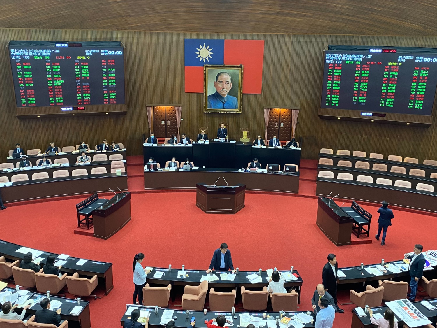 國民黨提出電價凍漲案,贊成59票、反對50票,表決通過。(記者包克明攝)
