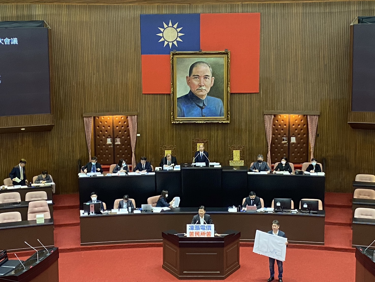 國民黨立法院黨團總召傅崐萁指出,台電全面調漲電價,物價跟著調漲,人民怎麼過生活。(記者包克明攝)