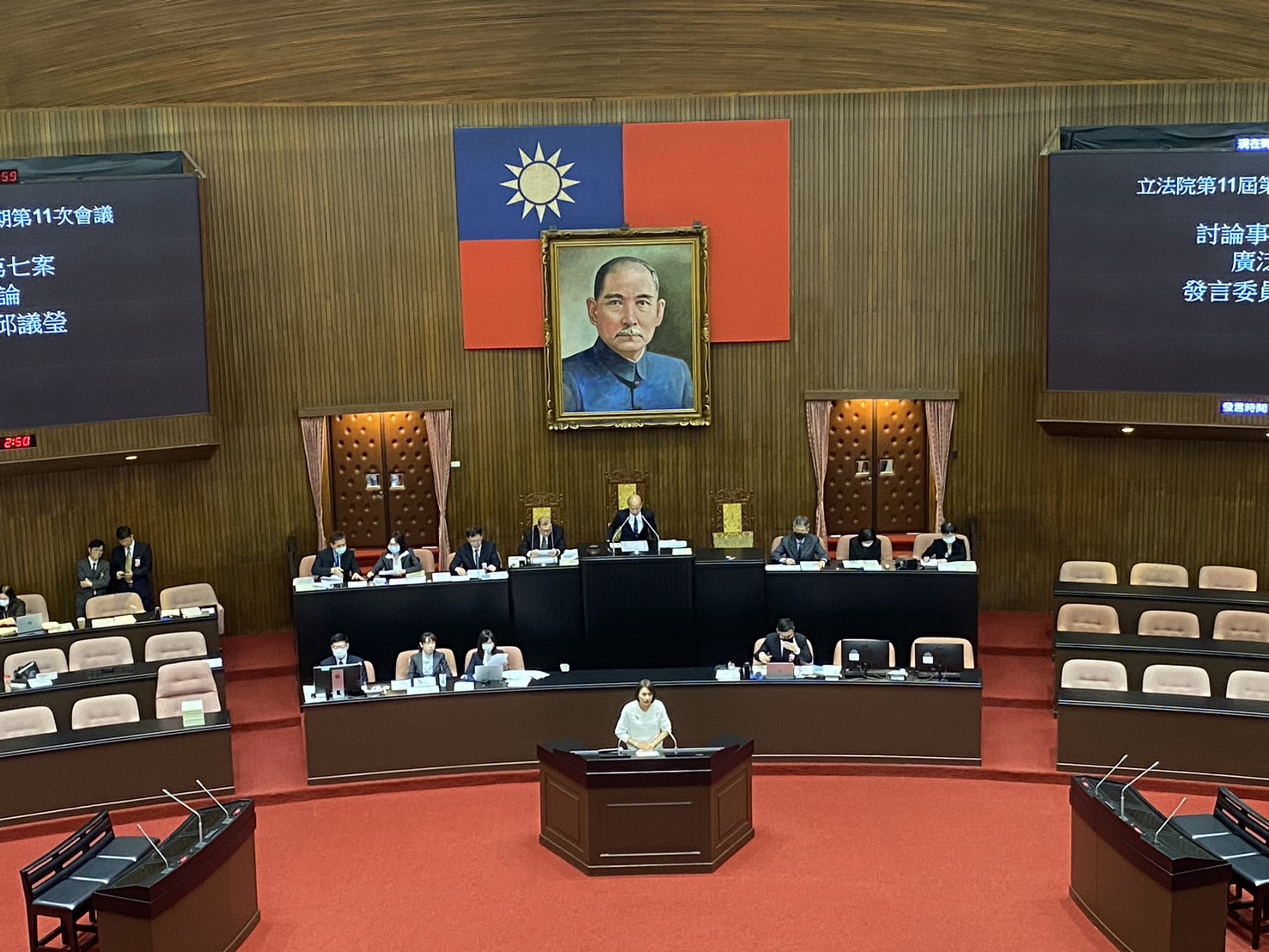 民進黨立委邱議瑩強調,因應近年國際燃料價格大漲,台電合理調整電價只是反映成本。 (記者包克明攝)