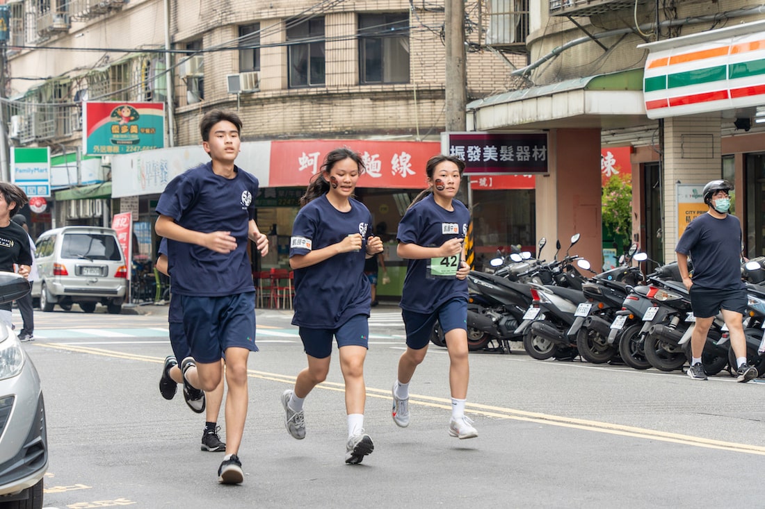 ▲學生們每跑一圈，家長會相對捐款十元響應支持，共同關注遭遇天災、戰爭、飢餓危機的國家，今年共計捐款突破11萬元。