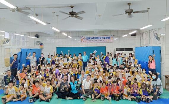 曉陽國小母親節活動溫馨舉行 董事長領頭共度光輝五月