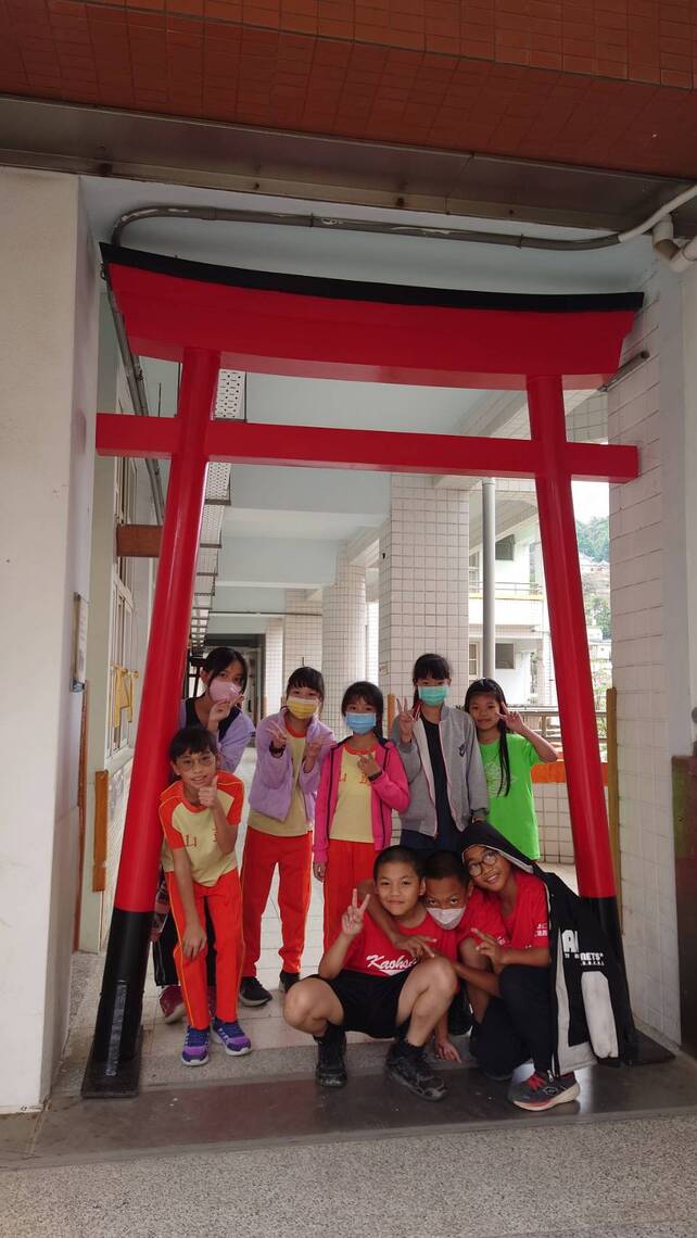 漾新聞|「校園是一本書!」鼓山國小把日本「鳥居」搬到了學校