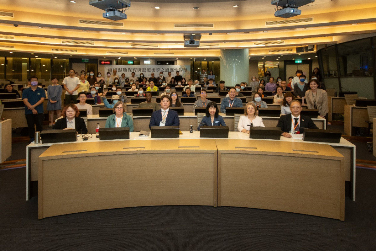於文化大學推廣部大夏館辦理濕地科研講座,全員與Susan Galatowitsch教授及拉姆薩東亞中心徐昇吾主任合影。
