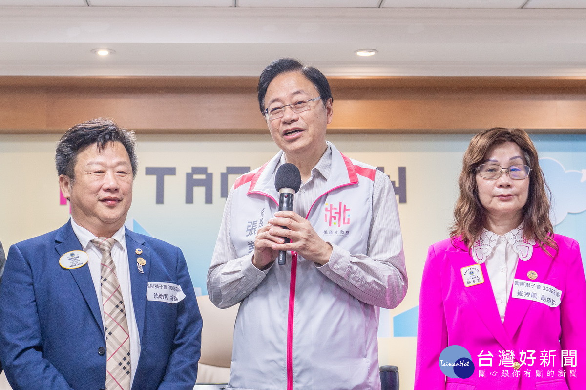國際獅子會300B5區捐贈100萬元地震災專款,桃園市長張善政頒發感謝狀表揚。