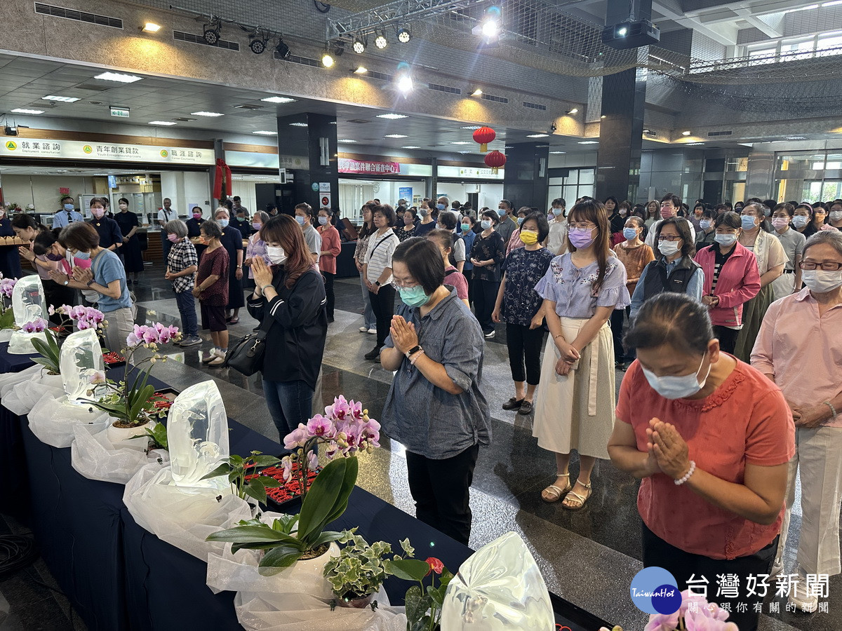 員工與民眾虔敬禮佛。(記者扶小萍攝)