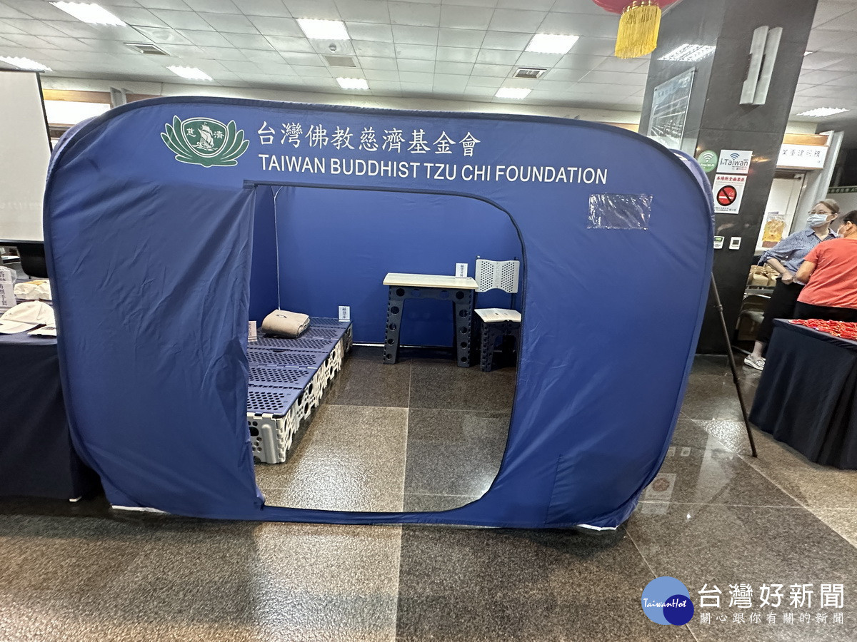 慈濟研發環保救災用帳蓬,內部陳設俱為環保用品。(記者扶小萍攝)