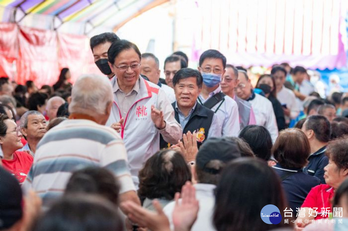 張市長與民眾親切互動。<br /><br /> <br /><br />